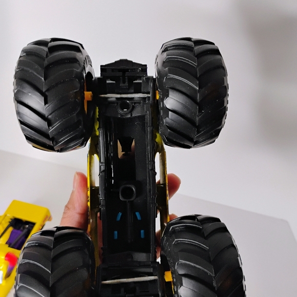 Monster Jam El Toro Loco 5”x7” Diecast Monster Truck And Skeleton Crew Monster - Picture 4 of 8